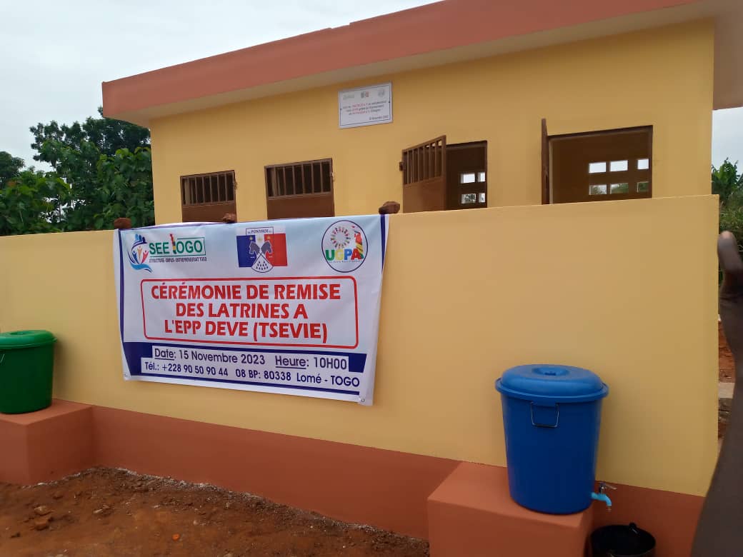 Education, UGPA et SEE Togo dotent l’école primaire de Dévé d’une latrine