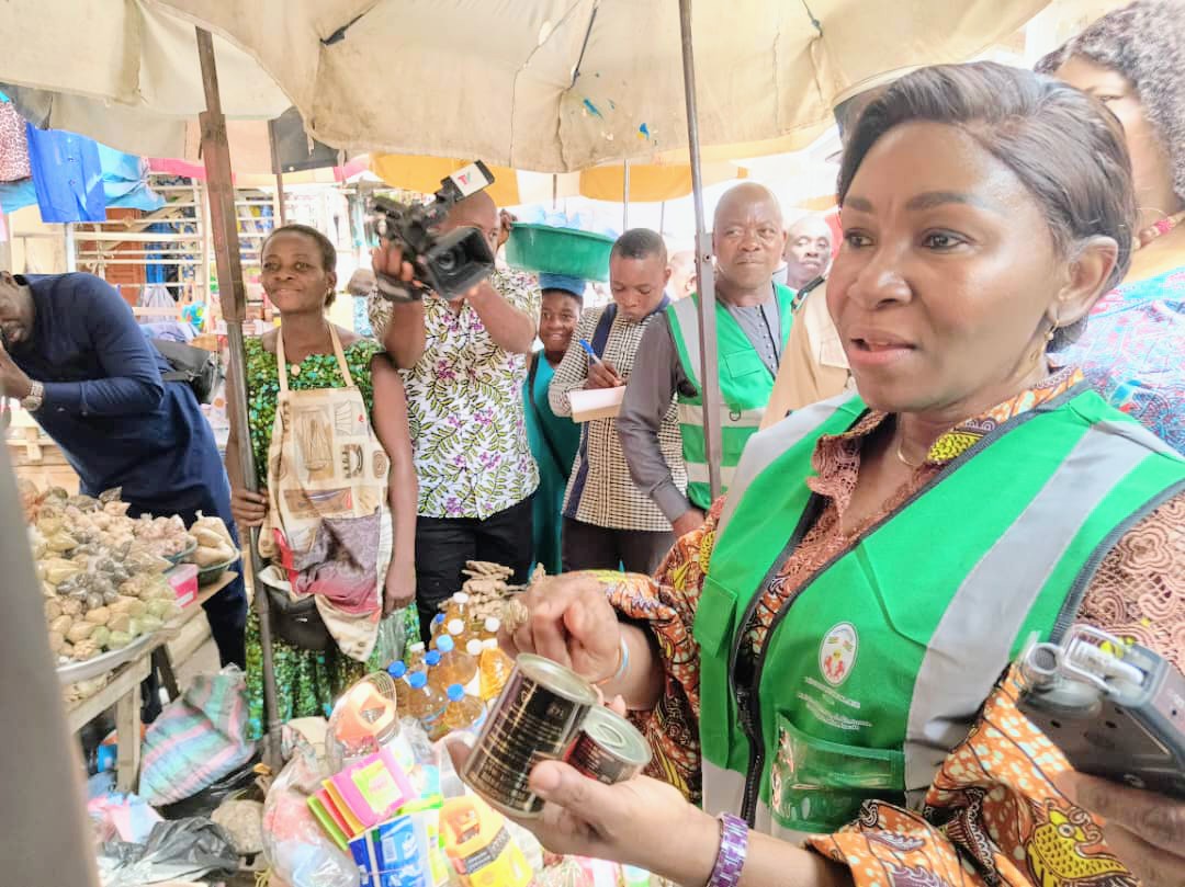 Fête de fin d'année : Le ministre du commerce aux contacts des commerçantes du marché d’Adawlato