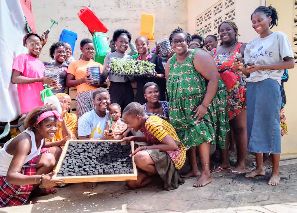 Environnement : Des jeunes filles initiées aux pratiques écologiques grâce à l'ONG CAFE