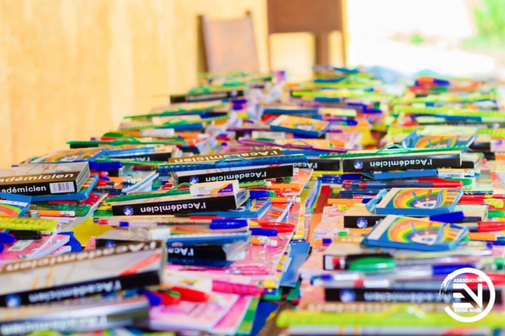 Rentrée scolaire 2025-2026 : l’association « Entre Nous » donne du sourire aux enfants démunis de Sodo