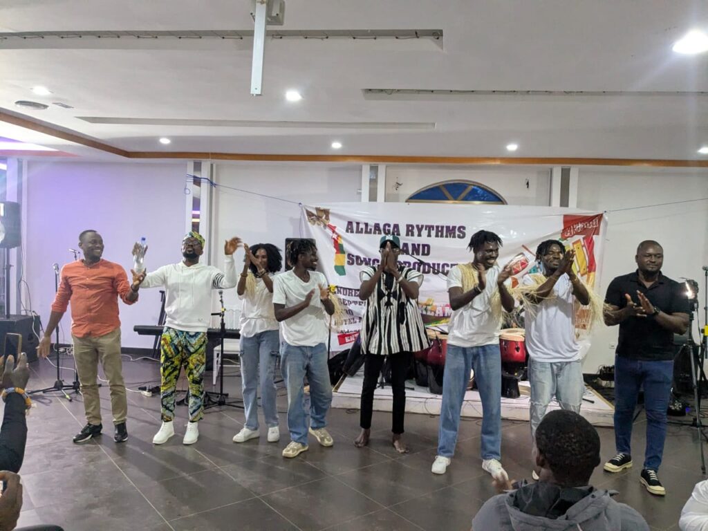 Aklama : l’artiste togolais enflamme la scène musicale avec Allaga