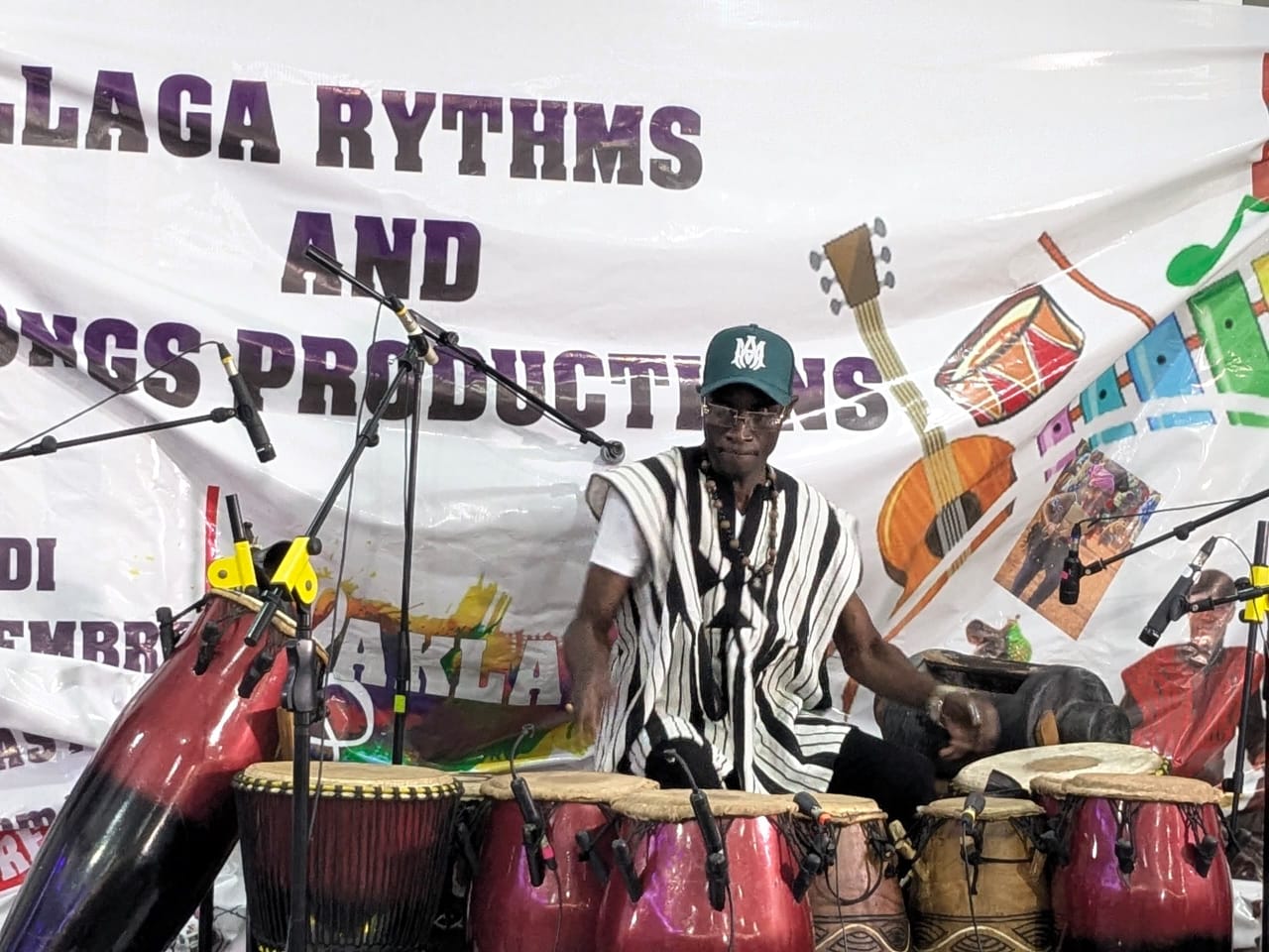 Aklama : l’artiste togolais enflamme la scène musicale avec Allaga