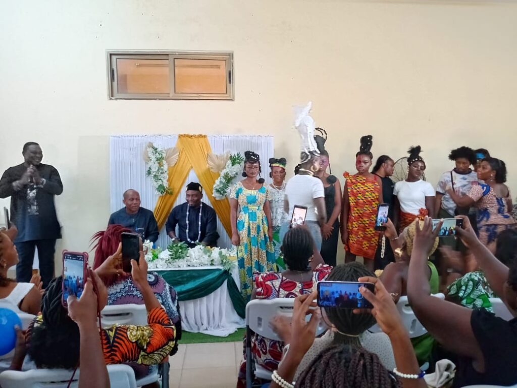 Adakpamé : plus de 300 artisanes outillées gratuitement grâce à Togbui Lankivi 1er