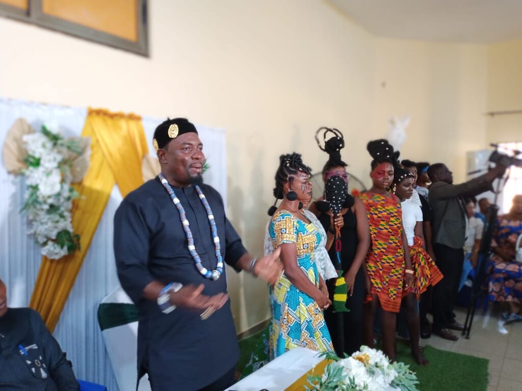 Adakpamé : plus de 300 artisanes outillées gratuitement grâce à Togbui Lankivi 1er