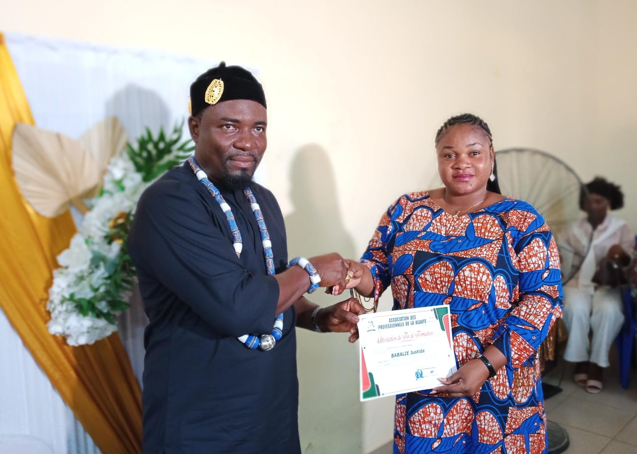 Adakpamé : plus de 300 artisanes outillées gratuitement grâce à Togbui Lankivi 1er