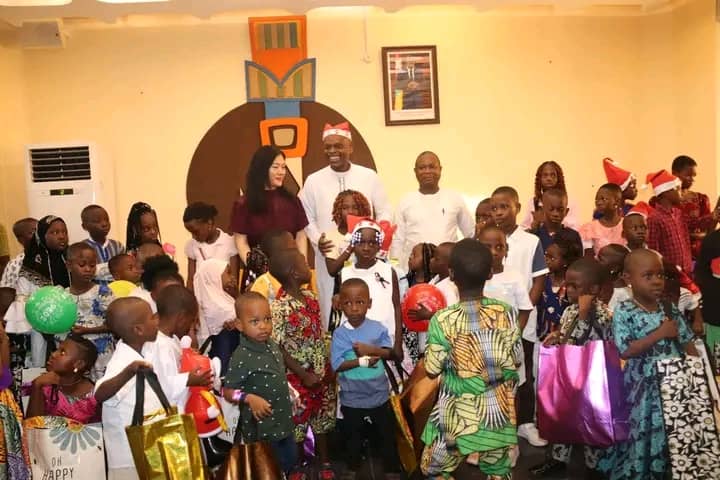 Noël : des cadeaux du ministre Robert Dussey aux enfants