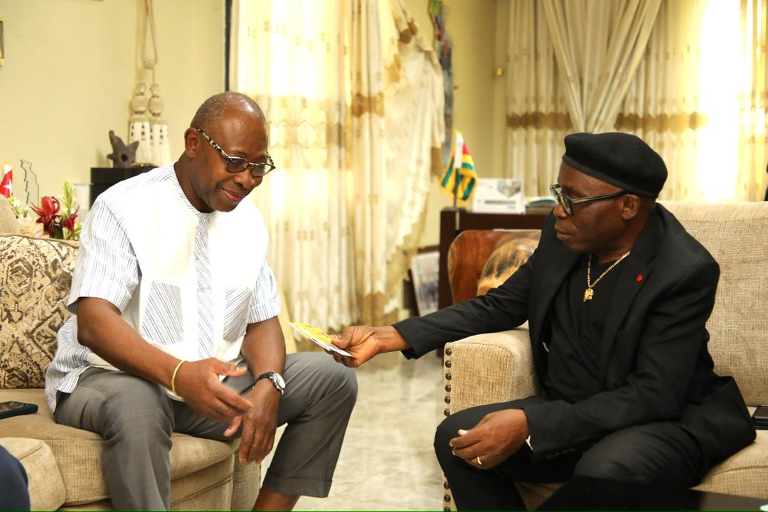 Spectacle humoristique du 24 janvier : au nom de CDK Group, Michel Gohou remet au ministre Isaac Tchiakpé une invitation officielle