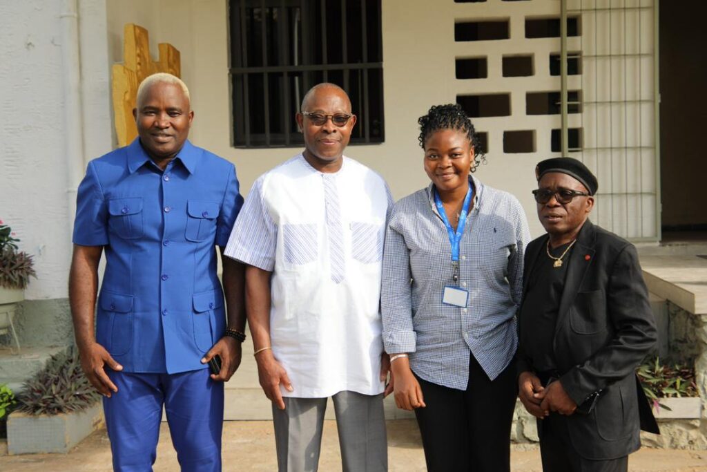 Spectacle humoristique du 24 janvier : au nom de CDK Group, Michel Gohou remet au ministre Isaac Tchiakpé une invitation officielle