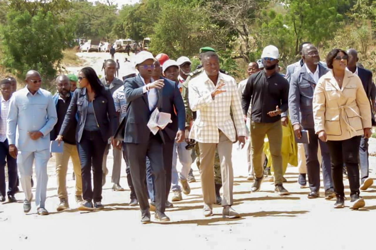 Kéran : Faure Gnassingbé visite le chantier du pont métallique en construction sur la rivière