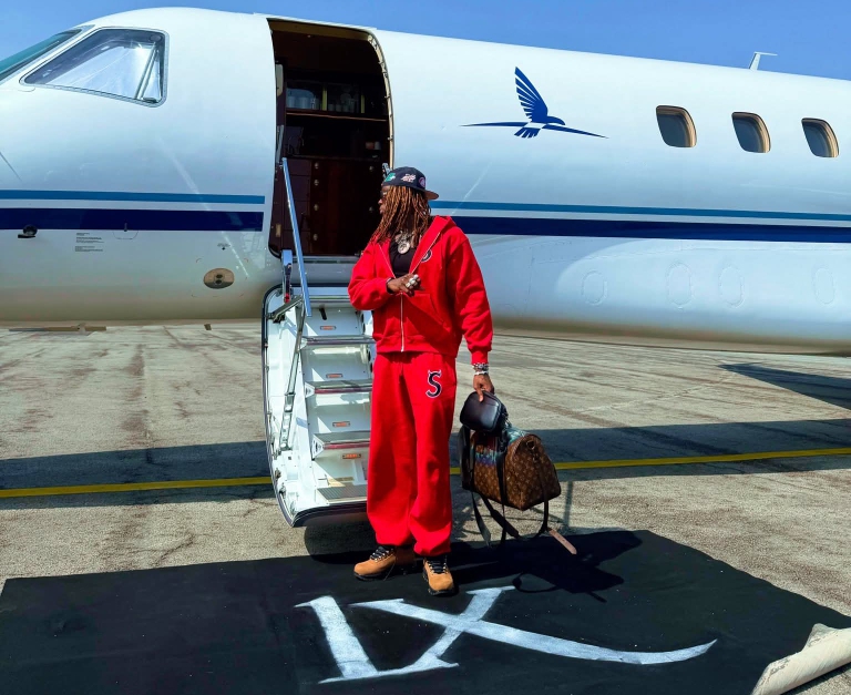 Himra met fin aux rumeurs de “jet privé” après son concert à Lomé