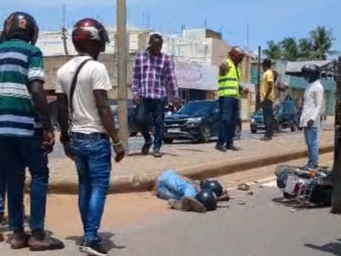 Hémorragie au rond‑point d’Adidogomé‑Franciscain : un motocycliste grièvement blessé malgré son casque