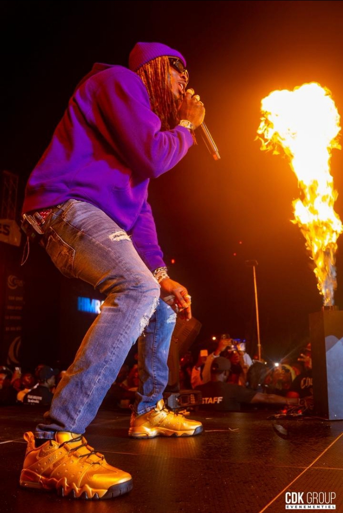 Himra met fin aux rumeurs de “jet privé” après son concert à Lomé