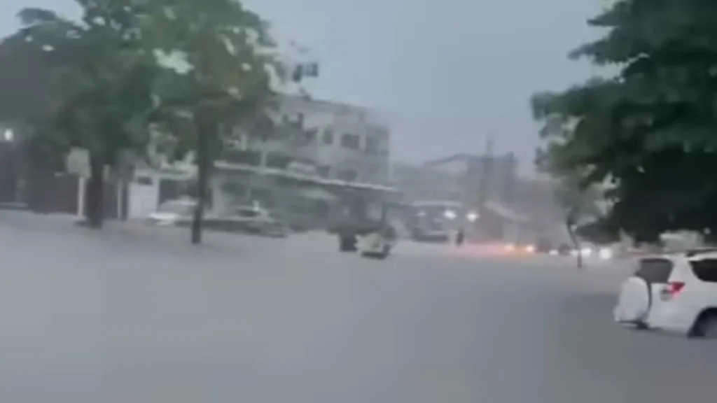 Cotonou sous les eaux après de violentes pluies : la mairie en alerte et appelle à la prudence