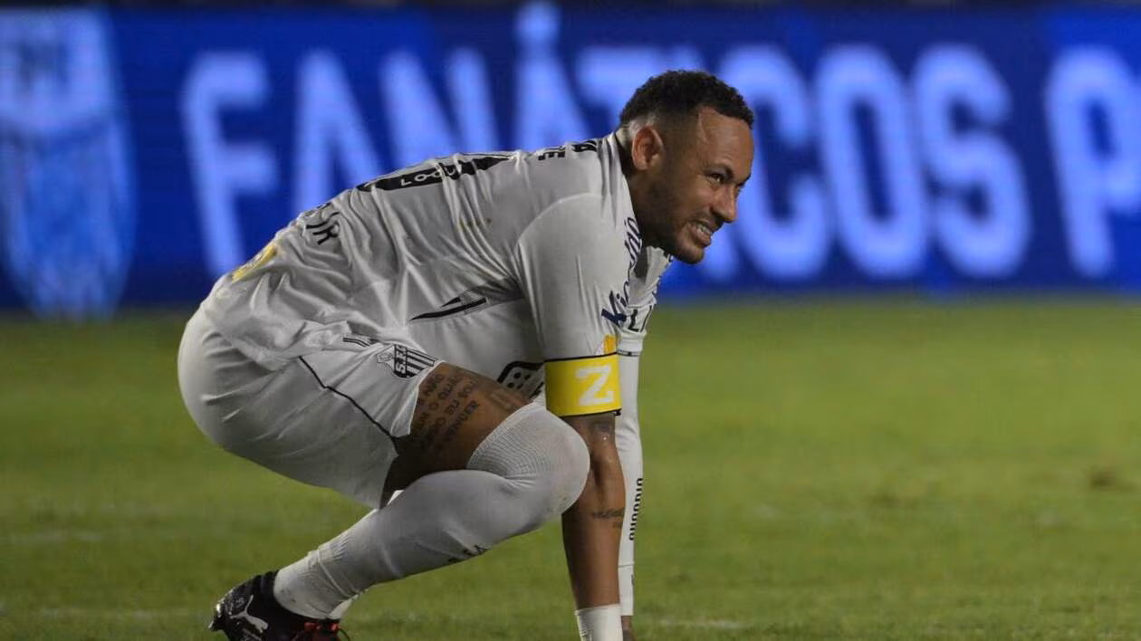 Brésil : Neymar Jr encore touché par une blessure Alors qu’il venait tout juste de retrouver les faveurs de la sélection brésilienne sous les ordres de Carlo Ancelotti, Neymar est de nouveau freiné par un problème physique. L’attaquant de Santos souffre d’un œdème au mollet, une blessure qui ravive les inquiétudes autour de l’état physique de la star brésilienne à moins d’un moins de la Coupe du monde 2026. Cette blessure l’a privé de la rencontre de Copa Sudamericana disputée mercredi par Santos face à San Lorenzo (2-2). Le club de Santos a confirmé ce jeudi l’indisponibilité temporaire de son numéro 10. Selon Rodrigo Zogaib, coordinateur du centre médical du club brésilien, Neymar devrait observer une période de repos comprise entre cinq et dix jours. « La convalescence prévue devrait lui permettre de rejoindre la sélection la semaine prochaine », a-t-il assuré. Cette nouvelle alerte intervient à un moment particulièrement important pour l’ancien joueur du Paris Saint-Germain et du FC Barcelone. Quelques jours plus tôt, Carlo Ancelotti avait décidé de lui renouveler sa confiance en le réintégrant dans les plans du Brésil pour le Mondial 2026. Même si sa présence au prochain rassemblement de la Seleção n’est pas remise en cause pour le moment, la situation reste suivie de près par le staff technique brésilien.